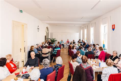 Seniori spoločne varia halušky v klube dôchodcov