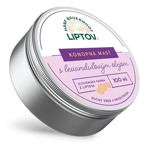 Nohy v relaxačnom kúpeli s epsomskou soľou a levanduľovým olejom