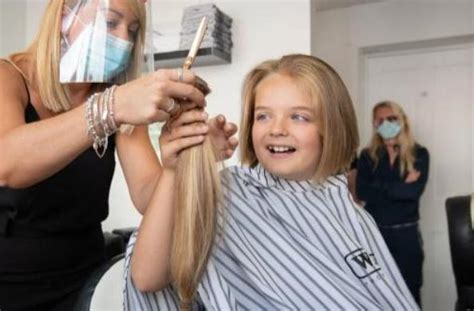 Dieťa pri prvom strihaní vlasov