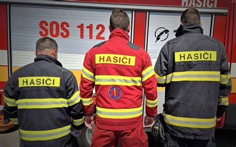 Ilustrácia hasiča pri zásahu a poistenie zodpovednosti