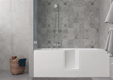 Infografika porovnávajúca klasickú vaňu a vaňu s dvierkami z hľadiska bezpečnosti a pohodlia