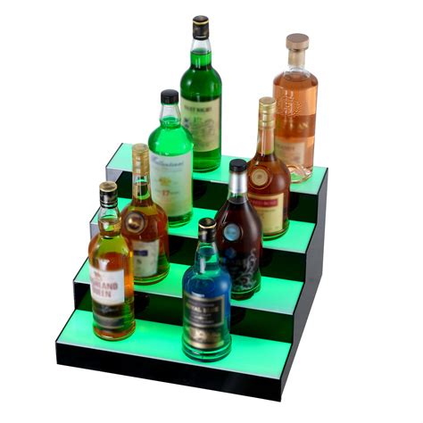 Fľaše s alkoholom a lebka ako symbol nebezpečenstva