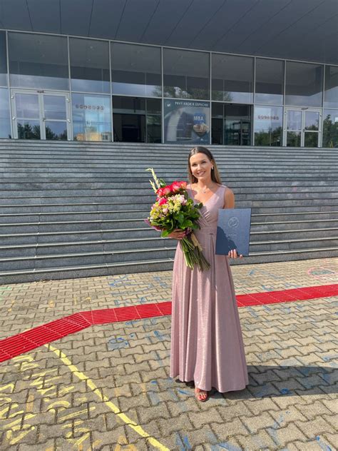 Ilustrácia: Sestra s diplomom po úspešnom ukončení špecializačného štúdia