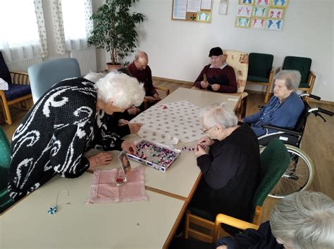 Seniori počas záujmovej činnosti