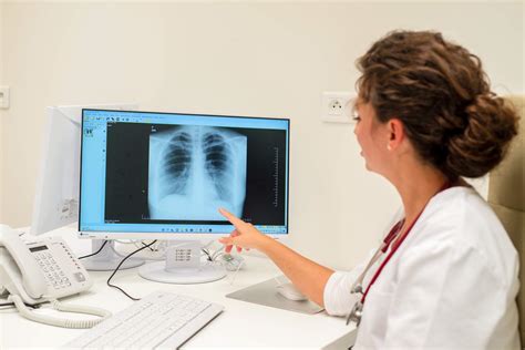 Pneumológ vykonávajúci vyšetrenie pľúc