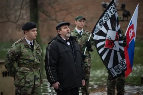 Skupina Slovenskí Branci na výcviku v maskáčoch so zbraňami