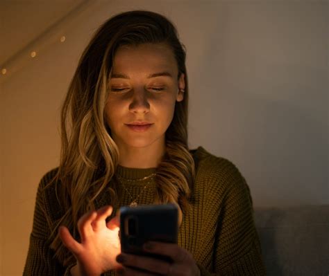 Starší človek používa internetbanking na mobile