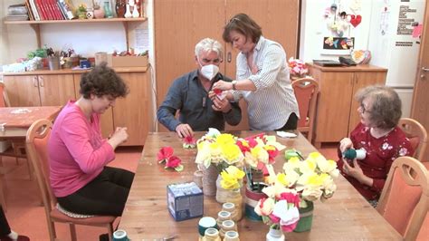 Seniori v domove dôchodcov pri aktivitách