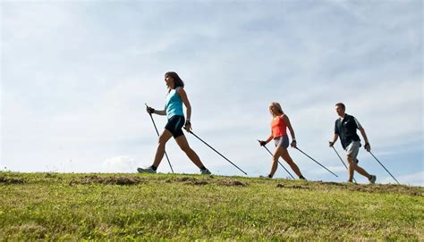 Seniori cvičiaci Nordic walking v prírode