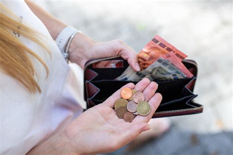 Dôchodca prepočítavajúci peniaze