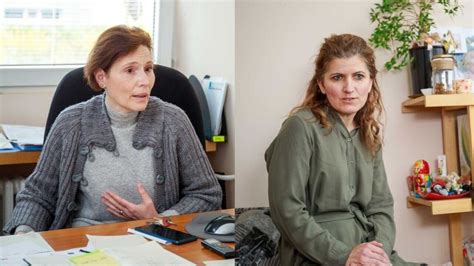 Sociálna pracovníčka pomáha kňazovi