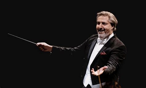 Daniel Raiskin diriguje orchester