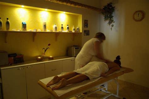 Žena v relaxačnom kúpeli s luxusnou kozmetikou