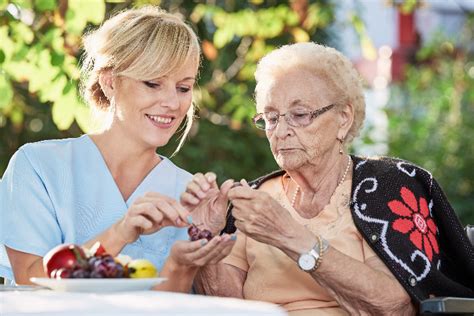 Obrázok opatrovateľky v komunikácii so seniorom