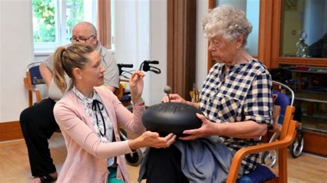 Seniori počúvajú hudbu a spievajú