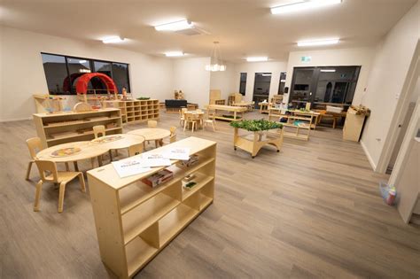 Montessori trieda s deťmi a učiteľkou