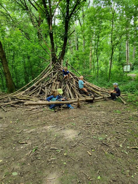 Lesná škôlka s deťmi v prírode