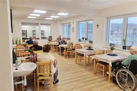 Fotografia interiéru jedálne v modernom zariadení pre seniorov