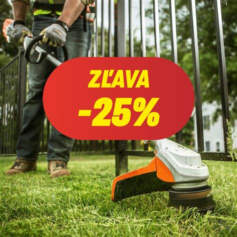 Klienti Oázy pri práci v záhrade