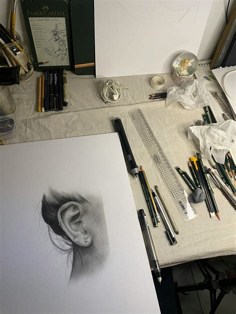 Ilustrácia: Daňový formulár a umelecké nástroje