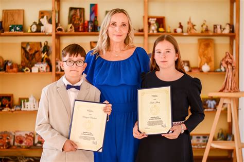 Seniori tlieskajú hudobníkom z miestnej umeleckej školy