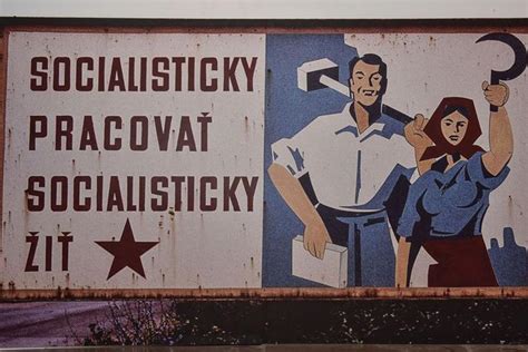Ilustrácia historického vývoja socializmu a demokracie