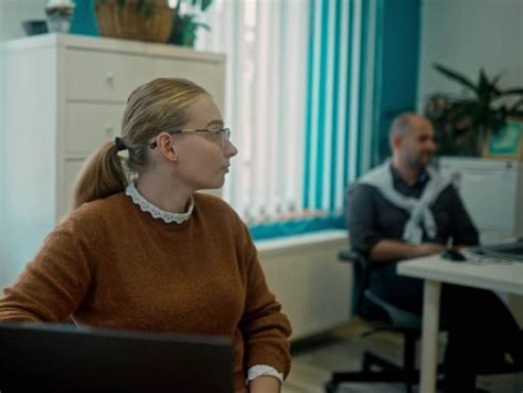 Sociálny poradca pomáhajúci klientovi