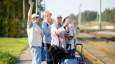 Žena senior cestujúca vlakom s úsmevom