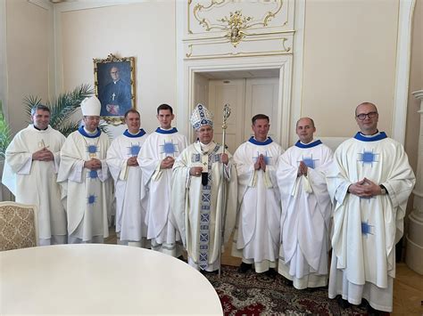 Fotografia novokňazov z Košickej arcidiecézy s arcibiskupom