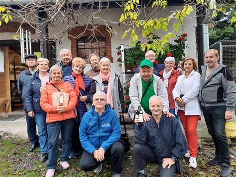 Seniori z Nitrianskeho Pravna počas spoločenskej udalosti