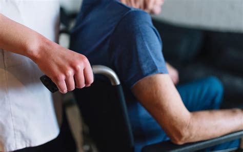 Osoba s ŤZP na invalidnom vozíku a opatrovateľ