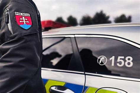 Policajt nasadzujúci papuču na vozidlo
