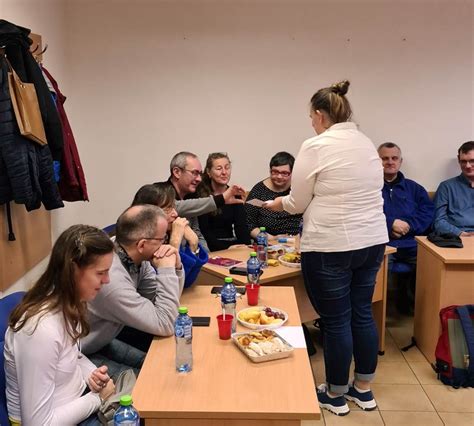 Fotografia komunitného centra podporovaného ESF na Slovensku, s ľuďmi rôzneho veku