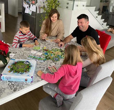Ľudia sediaci za stolom s pomôckami na sedenie