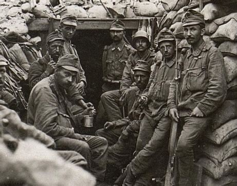 Historická fotografia vojakov z prvej svetovej vojny