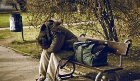 Fotografia bezdomovca s infografikou o príčinách bezdomovectva