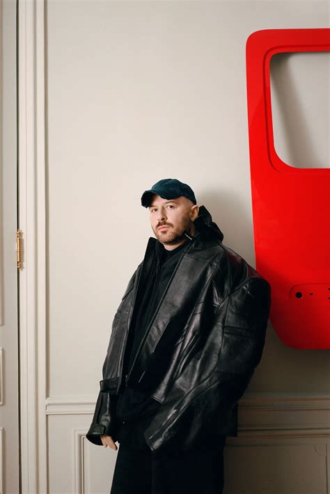 Demna Gvasalia na móle