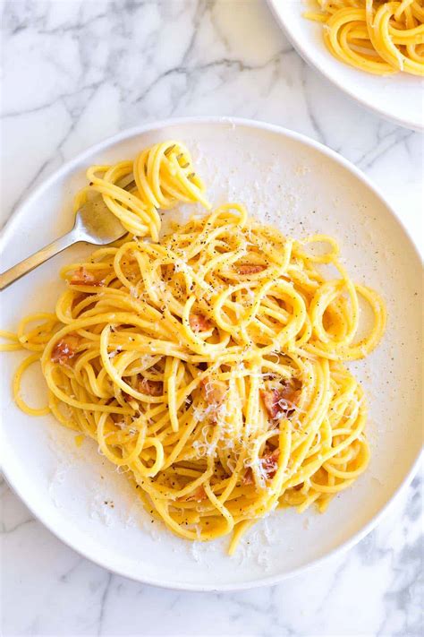 Servírovanie špagiet Carbonara s naberačkou