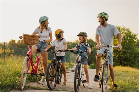 Ľudia rôzneho veku vykonávajúci miernu fyzickú aktivitu (chôdza, bicyklovanie)