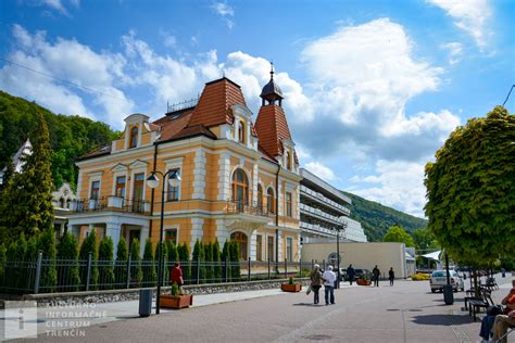 Pohľad na kúpeľné mestečko Trenčianske Teplice s hotelom Slovakia