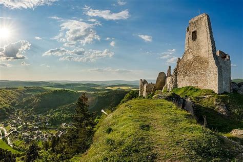 Koláž fotografií najkrajších hradov a zámkov na Slovensku