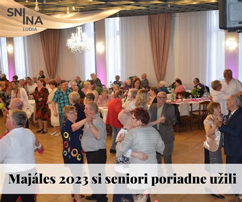 Seniori usmievajúci sa a tlieskajúci na Majálese