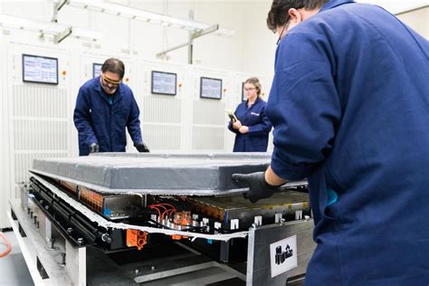 Zamestnanec v automobilovej výrobe pri práci