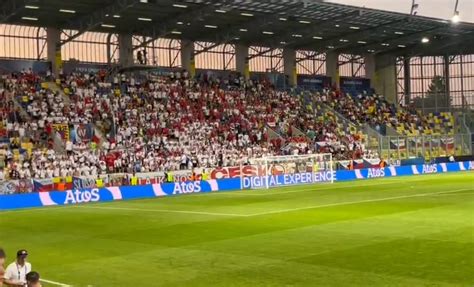 Fanúšikovia na futbalovom štadióne