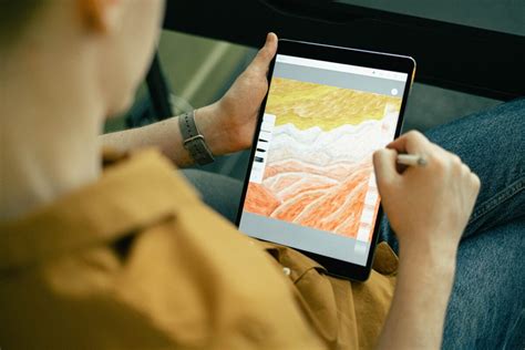 Zaujatý čitateľ s tabletom