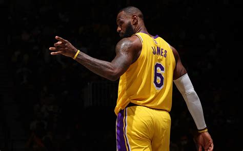 LeBron James na basketbalovom ihrisku