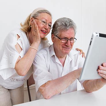 Seniori používajúci tablety na školení digitálnych zručností