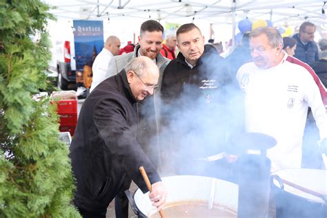 Svätej Alžbety Uhorskej rozdávajúcej jedlo chudobným
