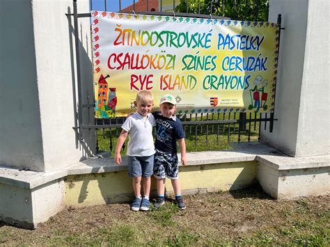 Dobrovoľníci farskej charity v Dunajskej Strede počas zbierky