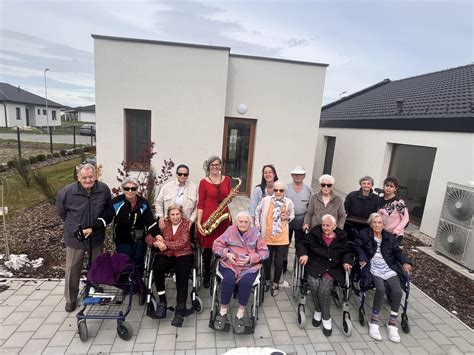 Skupinové vystúpenie seniorov